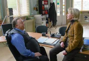 Christinas (Gisela Schneeberger, r.) bittet Gregor Ehrenberg (Dieter Pfaff, l.), die Verteidigung ihres alten Freundes Brüggmann zu übernehmen.