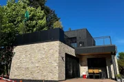 Vor die Holzfassade wurden 200 Jahre alte Steine gemauert. Die schwarze Holzfassade im Obergeschoss soll ein Hingucker sein.