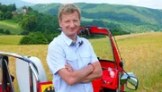 Für seine neue Expedition geht Michael Kessler buchstäblich an die Grenze. Rund 1.400 Kilometer legt der Comedian im Tuk Tuk zurück. Mit dem ostasiatischen Dreirad fährt er von Bayern bis an die Ostsee, immer entlang des ehemaligen deutsch-deutschen Grenzstreifens, um zu erfahren, ob 25 Jahre nach dem Mauerfall auch wirklich zusammen gewachsen ist, was zusammengehört. Der erste Teil der Expedition führt ihn vom alten Grenzstein im Dreiländereck nahe Hof zwischen Bayern, Sachsen und Tschechien bis nach Bad Sachsa im Harz. - Michael Kessler mit dem Tuk Tuk im Eichsfeld.