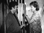 Verblüfft und zugleich freudig überrascht ist Martha Haslbeck (Veronika Fitz), als im Keller des Mietshauses eingebrochen wird, und der bestellte Schlosser kein geringerer als Costa Doganis (Janis Kiriakidis) ist. Weiteres Bildmaterial finden Sie unter www.br-foto.de.