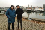 SWR KRAUSE KOMMT!, "Über Nacht bei Gregor Meyle", am Freitag um 23:30 Uhr im SWR. Pierre M. Krause begleitet Gregor Meyle im Tourbus während seiner Tour durch den Norden Deutschlands, hier sind sie gerade im Kieler Hafen.