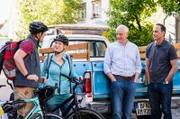 Gregor und Vera wollen sich von Joseph und Mike verabschieden, bevor ihre Radtour losgeht. Von links: Gregor (Holger Matthias Wilhelm), Vera (Sybille Waury), Joseph (Michael Vogtmann) und Mike (Harry Blank).