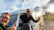 Lukas Lowack (li.) mit Friso Richter und seinem Wohnmobil Pamela.