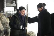 Monika kann die Arbeit auf dem Hof mit ihrer verletzen Hand nicht alleine bewältigen. Von links: Monika Vogl (Christine Reimer) und Annalena Brunner (Heidrun Gärtner).