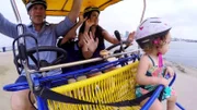 Peter und Erin aus Fort Lauderdale, Florida, möchten mit ihren beiden Kindern nach Coronado Island in Kalifornien ziehen. Der Facharzt für Physikalische Medizin kann seine Praxis problemlos auf die Insel verlegen und hofft dort auf ein entspannteres Leben mit der Familie. Erin, die aus Coronado stammt, will ihren Sprösslingen eine ebenso schöne Kindheit ermöglichen, wie sie selbst hatte. Nun suchen die vier auf dem idyllischen Eiland mit seinen herrlichen Sandstränden und zahlreichen Freizeitmöglichkeiten ein großes, modernes Haus direkt am Meer.