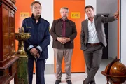 Polizeihauptmeister Mohr (Max Müller, l.) führt die Kommissare Stadler (Dieter Fischer, M.) und Hansen (Igor Jeftic, r.) zu dem vom Mordopfer angemieteten Lagerraum. Ob die dort aufbewahrten Antiquitäten aus der Wohnung des Opfers stammen? Polizeihauptmeister Mohr (Max Müller, l.) führt die Kommissare Stadler (Dieter Fischer, M.) und Hansen (Igor Jeftic, r.) zu dem vom Mordopfer angemieteten Lagerraum. Ob die dort aufbewahrten Antiquitäten aus der Wohnung des Opfers stammen?