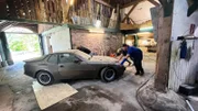 Max lässt sich einiges einfallen, um Conny den Volkswagen schmackhaft zu machen.