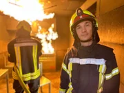 Was tun, wenn's brennt? "PUR+"-Moderator Eric Mayer trainiert mit der Feuerwehr im Brandhaus Gelsenkirchen. Wie lassen sich Brände schnell löschen und Menschen retten? Was ist ein Flashover? Und welche Rolle spielen E-Bikes, Handys und neue Materialien im Haus in Bezug auf Brandverläufe?