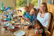 Lucie Hopfensack beginnt ein neues Leben als Kinderdorfmutter. Selbst ohne Geschwister aufgewachsen, wird sie nun Mama XXL für acht Kinder.