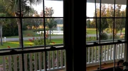 Nachdem Jim und Kristy von ihrer Weltreise zurückkehren, wollen sie ihre alte Heimat Clover in South Carolina verlassen und suchen nach dem perfekten tropischen Paradies, um sich niederzulassen. Ihre Wahl fällt auf St. Helena, wo sie alles finden, was ihnen fehlt - Palmen, Meer, wunderschöne Strände - und das nur drei Stunden von ihrer Familie entfernt. Hier möchten die beiden ein Eigenheim mit großem Garten und freiem Blick aufs Wasser kaufen, das den ländlichen Charme von St. Helena versprüht. Nachdem Jim und Kristy von ihrer Weltreise zurückkehren, wollen sie ihre alte Heimat Clover in South Carolina verlassen und suchen nach dem perfekten tropischen Paradies, um sich niederzulassen. Ihre Wahl fällt auf St. Helena, wo sie alles finden, was ihnen fehlt - Palmen, Meer, wunderschöne Strände - und das nur drei Stunden von ihrer Familie entfernt. Hier möchten die beiden ein Eigenheim mit großem Garten und freiem Blick aufs Wasser kaufen, das den ländlichen Charme von St. Helena versprüht.