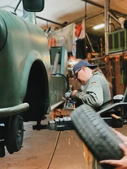 Mechaniker bei der Arbeit an dem 40 Jahre alten Kübel-Trabi.
