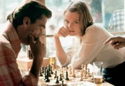 Kressin (Sieghardt Rupp) sitzt mit der geheimnisvollen Christina (Illona Grübel) beim Schach.