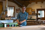 Raimund Gamerith, Designer und Tischler in seiner Werkstatt.