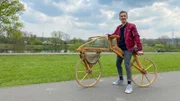 Wie hat sich das heutige Fahrrad entwickelt und welche ungelösten Rätsel gibt es rund ums Fahrradfahren? "PUR+"-Moderator testet zuerst den Vorgänger des heutigen Fahrrads - eine Laufmaschine aus Holz, die von Karl Drais vor über 200 Jahren entwickelt wurde.