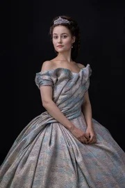 Dominique Devenport (Sisi).