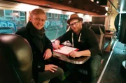 Gregor Meyle und Pierre M. Krause im Tourbus in Hamburg kurz vor seinem Gig.