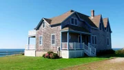 Jesse aus Brooklyn, New York, liebt ihre Stadt. Doch inzwischen strengt sie das tägliche Chaos so an, dass sie umziehen will. Nach vielen Sommern, die sie auf East Hampton verbracht hat, möchte die Geschäftsfrau ihren Lieblings-Urlaubsort zum neuen Lebensmittelpunkt machen und ein Haus auf der Insel kaufen. Jesse macht sich auf die Suche nach einem stylischen Domizil, in dem sie nach einem langen Arbeitstag mit Hund Max entspannen kann.