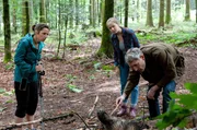 Josefine (Sanne Schnapp) macht einen schockierenden Fund im Wald – Dr. Hansen (Heikko Deutschmann) und Paulina (Tabea Hug) eilen zu Hilfe