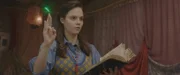 Theodosia (Eloise Little) zaubert sich eine Doppelgängerin.