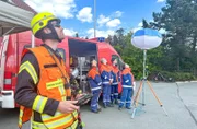 Die Feuerwehr in Glaubitz übt mit einem Fluggerät, einer Drohne mit Wärmebildkamera.
