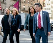 Von links: Sergeant Odafin "Fin" Tutuola (Ice T), Detective Amanda Rollins (Kelli Giddish), Lieutenant Olivia Benson (Mariska Hargitay) und Deputy Chief William Dodds (Peter Gallagher)