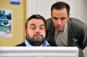 Ollie (Christoph Hagen Dittmann, l.) hat herausgefunden, daß die Mordwaffe in einem Banküberfall eine Rolle gespielt hat - da freut sich Hauptkommissar Paul Kleinert (Felix Eitner, r.).