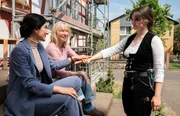 Frieda (Therese Hämer, M.), Jasmin (Saman Giraud, l.) und Tinka (Lotte Becker, r.) sind drei Frauen, wie sie unterschiedlicher nicht sein können. Der Zufall bringt sie auf Friedas baufälligem Dreiseitenhof zusammen. Kann "Heckemellersch" für sie eine Heimat werden?