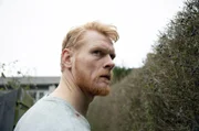 Simon (Peter Plaugborg), der schon in der Vergangenheit Probleme mit Gewaltausbrüchen hatte, verliert erneut die Kontrolle.