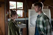Zwischen Kisten und Umzugskartons in der neuen Praxis kommen sich Greta (Enya Elstner) und Felix (Aaron Koszuta) wieder näher...