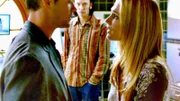 Danny (Josh Duhamel, l.) und Delinda (Molly Simms) versuchen sich gegenseitig zu trösten. Der Tod ihres Freundes ist immer noch nicht aufgeklärt.