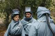Dr. Brennan (Emily Deschanel, l.); Booth (David Boreanaz, r.)