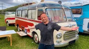 Friso Richter enteckt auf einem Camper-Treffen vielen neue und alte Reisebusse die mit viel Liebe zu wunderschönen Campingfahrzeugen umgebaut wurden.