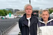 15 Jahre lang haben sich Pierre M. Krause (li.) und Richy Müller nicht gesehen. Fast doppelt so oft wurde Pierre explizit NICHT aufs SWR-Sommerfest eingeladen. Klar, der Name des Events erscheint im Stuttgarter Regen so kontrovers wie die Entscheidung, einen deutschen Schauspieler für einen Blockbuster nicht als Nazi zu besetzen. Aber 4.000 Zuschauer wären für Pierre nun mal doch eine neue Bestmarke. Und weil Richy gerade nicht mit Jodie Foster rolexed, bringt er ihn kurzerhand aufs Festgelände Rain, Man!