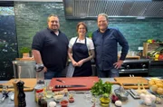 Grillsoße selbstgemacht – Kulinarisch wird es mit Bloggerin Christina Becher (mi.) und Grillmeister Alexander Lamm (l.).