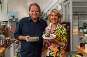 Die ehemalige Kochshow-Gewinnerin und Food-Influencerin Felicitas Then hat bei „Einfach und köstlich“ eine Pilz-Bolognese mit Fenchel-Melonsalat für den Spitzenkoch Björn Freitag zubereitet.