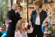 Arthur Sandfort (Simon Hatzl) versucht seine Tochter Jolanda (Margot Durup) und seine Frau Georgina Sandfort (Sonja Baum, r.) vor Britta Mantzke (Ann-Kristin Leo) zu beschützen.