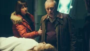 Die Tote im See ist nicht seine Tochter: der ehemalige Schulleiter Gwilym Pritchard (Ian Saynor) mit Mared (Mali Harries) bei der Obduktion.