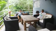 Nick und Jarreau aus Hawaii wollen das abenteuerliche Leben in Costa Rica kennenlernen und suchen dort ein Haus. Die beiden lieben surfen und suchen etwas 'off the grid', am besten direkt am Strand. Von San José bis Puerto Jiménez fahren sie mit dem Makler Trevor einmal quer durchs Land, um die besten und abgelegensten Häuser zu besichtigen. Das einzige Kriterium ist verfügbares W-Lan.