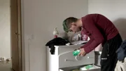 Jasmin und ihr Sohn Lennox wohnen seit ein paar Wochen im Mutter-Kind-Heim, was für Papa Maik bedeutet, dass er sich ganz allein um den Haushalt kümmern muss.
