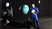 Alexander Gerst moderiert zwei Maus Sondersendungen. Für Sonne, Mond und Erde ließ der WDR Modelle bauen - die "Sonne" misst acht Meter Durchmesser.