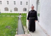 Pater Thomas vor dem freigelegten Almkanal im Franziskanerkloster Salzburg