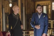 Liz Taylor (Denis O'Hare, l.); James March (Evan Peters, r.)