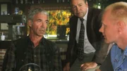 Kriminalhauptkommissar Stefan Kehler (Wolfgang Bathke, M.) will von dem Bauern Streese (Wolf Roth, l.) wissen, wieso er sich weigert, sein Blut testen zu lassen. Ist er der Mörder? (re. Komparse)