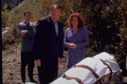 (v.li.): Jason Gray-Stanford (Lt. Randall Disher), John Bourgeois (Commissioner Harry Ashcombe), Linda Kash (Dolly Flint).