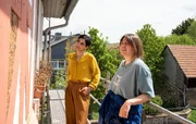 Jasmin (Saman Giraud, l.) und Tinka (Lotte Becker, r.): schauen sich das Fachwerk an.