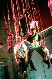 Colonel Jack O'Neill (Richard D. Anderson,re.) findet sich in einer ausserirdischen 'Haltevorrichtung' wieder., USA, 1999, Andy Mikita, RTL II,