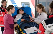 Dr. Winter Elly Winter (Juliane Fisch, r.) und Viktoria Stadler (Isabella Krieger, 2.v.l. mit Komparse, l.) nehmen Luna Reinhard (Andrea Guo, M.) auf. Sie wird mit einer Unterarmfraktur und Sch&uuml;rfwunden ins Johannes-Thal-Klinikum eingeliefert.