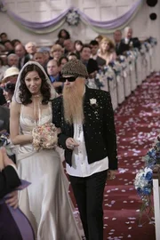 Angela (Michaela Conlin, li.) wird von ihrem Vater (Billy Gibbons) zum Altar geführt und an ihren zukünftigen Ehemann Hodgins übergeben.