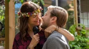 Helle (Ellen Hillingsø, li.) und Viktor (Magnus Haugaard, re.) feiern auch ihre Liebe ganz unbeschwert.