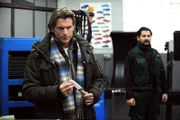 Sebastian versucht verzweifelt, Josephs Messer, das ihm kaputt gegangen ist, zu reparieren. Von links: Sebastian Wildner (Herbert Ulrich) und Tuncay (Levent Özdil).